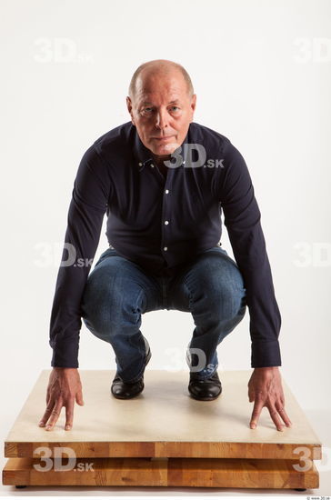 Kneeling pose blue deep shirt jeans of Ed