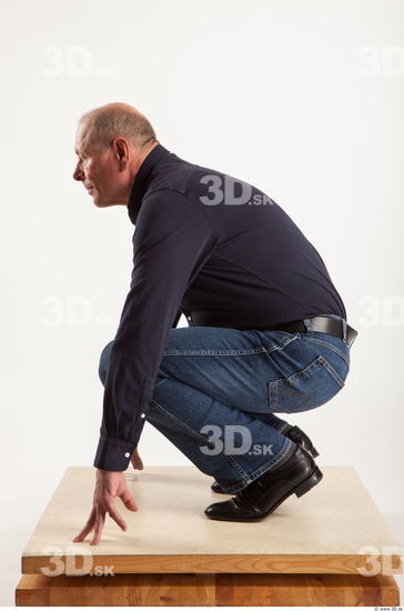 Kneeling pose blue deep shirt jeans of Ed