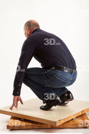 Kneeling pose blue deep shirt jeans of Ed