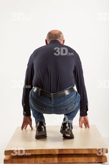 Kneeling pose blue deep shirt jeans of Ed